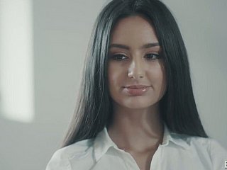 Glum setiausaha berambut panjang Eliza Ibarra menunggang zakar firma di atas