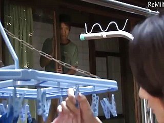 아시아 일본어 엄마는 그녀의 아들의 자위를 잡은