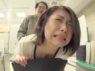 Kinky salope japonaise se fait baiser not very well quelques mecs en fosse