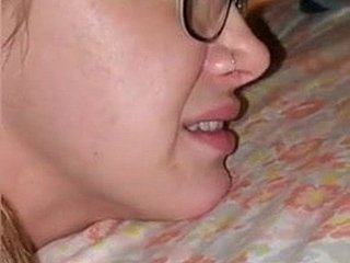 Cô ấy khóc cho hậu môn đau đầu tiên của cô