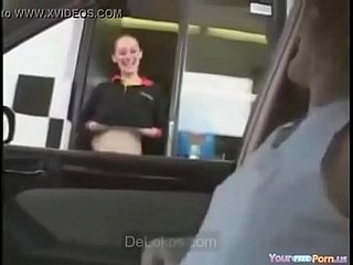 Enseñando Las Tetas En McDonalds Flashing - Delokos.com.