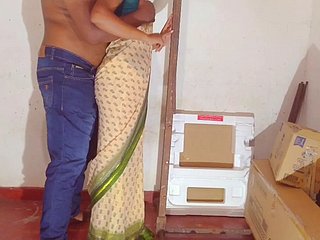 Sri Lankalı amatör çifti ofiste seks yapıyor.