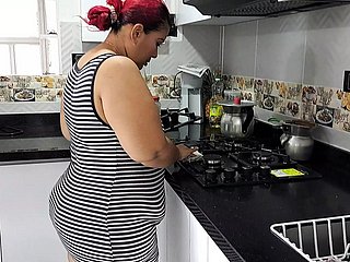 내 계모가 부엌에서 섹스를 유혹합니다
