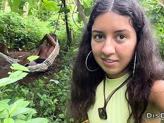 Gadis itu tersesat di hutan dan menemukan orang biadab yang menidurinya