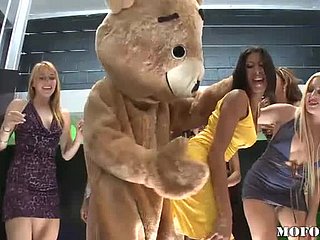 Dancing Bear Fucks Latina Kayla Carrera trong Absent oneself from Line nóng