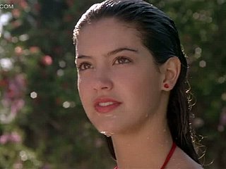 Phoebe Cates gibi bir bebeğe sarmak normaldir
