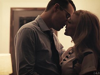 Hermosa mujer anciana Nina Hartley tiene una aventura whisk un hombre guapo