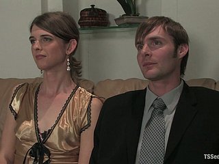 她的老板不知道她是人妖
