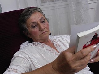 このスケベなおばあちゃんは毎日オナニーしている