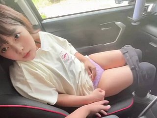 Una pareja que not much soporta su olor agrio después de su trabajo de medio tiempo y tiene sexo en el auto.