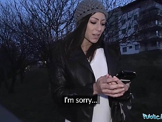 公共代理修身黑发性感的身材和大屁股