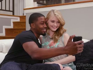 Horny babe berambut perang menipu Hannah Hays pada BF beliau dengan stud hitam