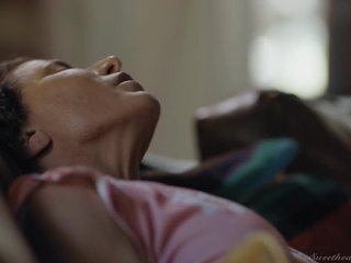 主权Syre和Ariel X  - 女同志肛门他妈的与捆绑式