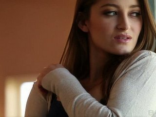 Nubile Babe Dani Daniels çıplak alır ve onu kedi gösterir